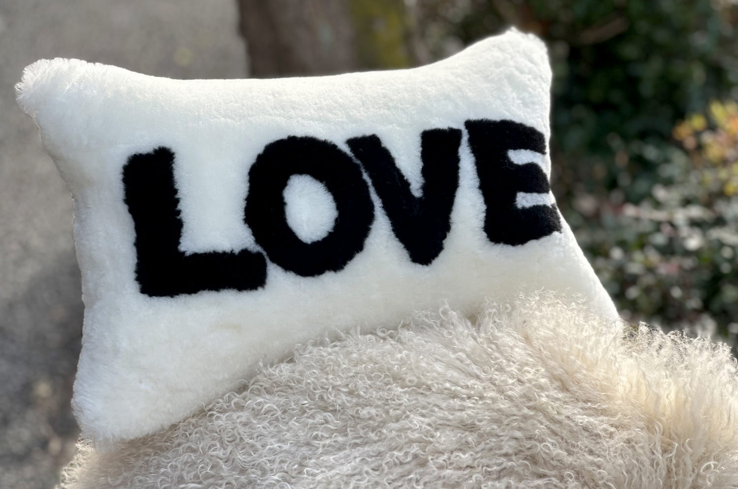 The LOVE ラブ ムートン クッション (ホワイト) 45×30cm 中材付