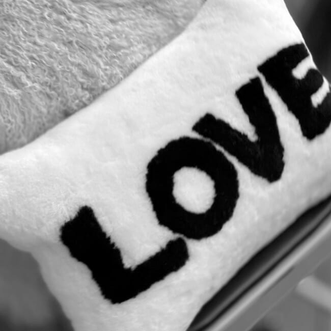 The LOVE ラブ ムートン クッション (ホワイト) 45×30cm 中材付