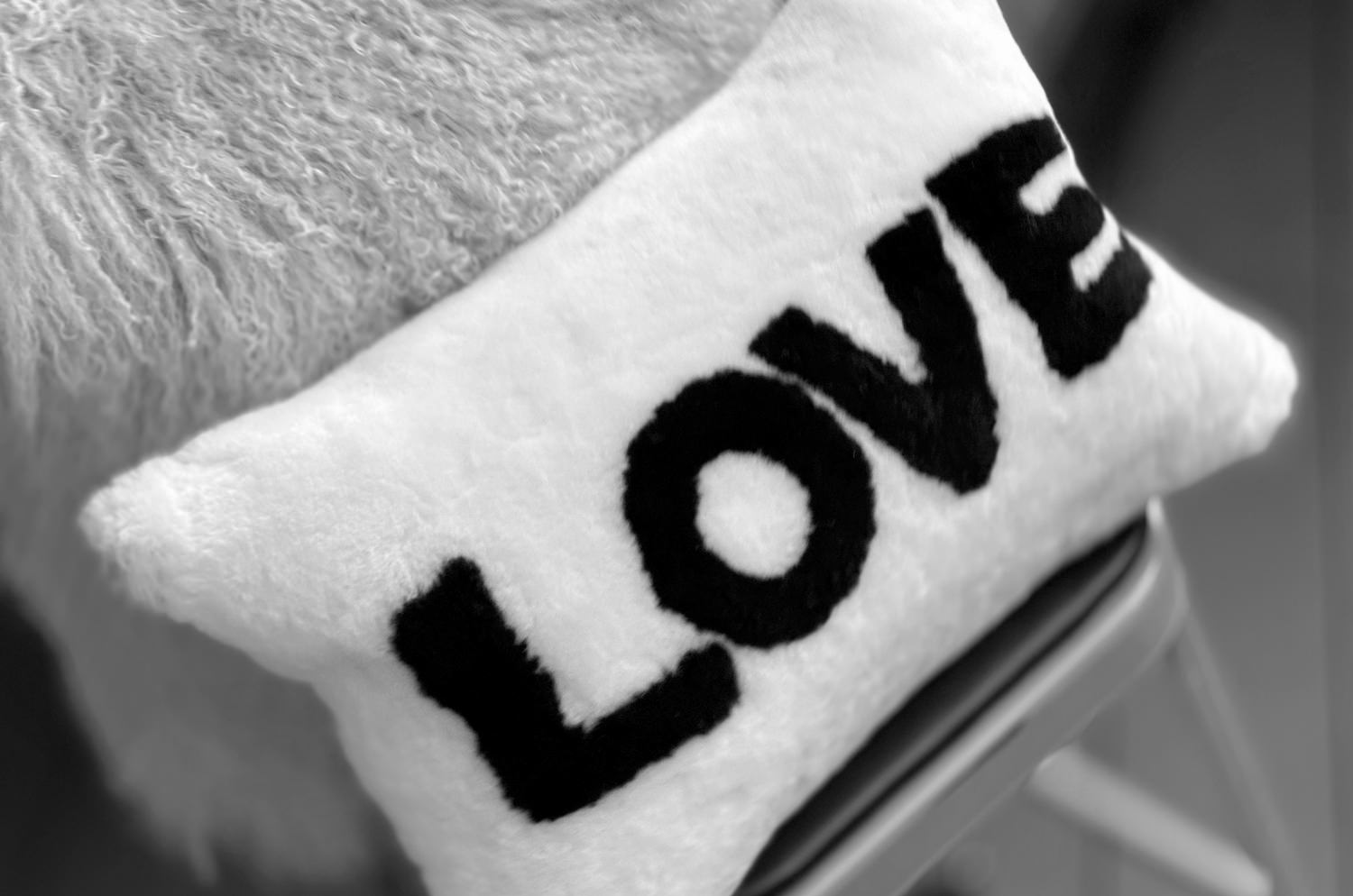 The LOVE ラブ ムートン クッション (ホワイト) 45×30cm 中材付