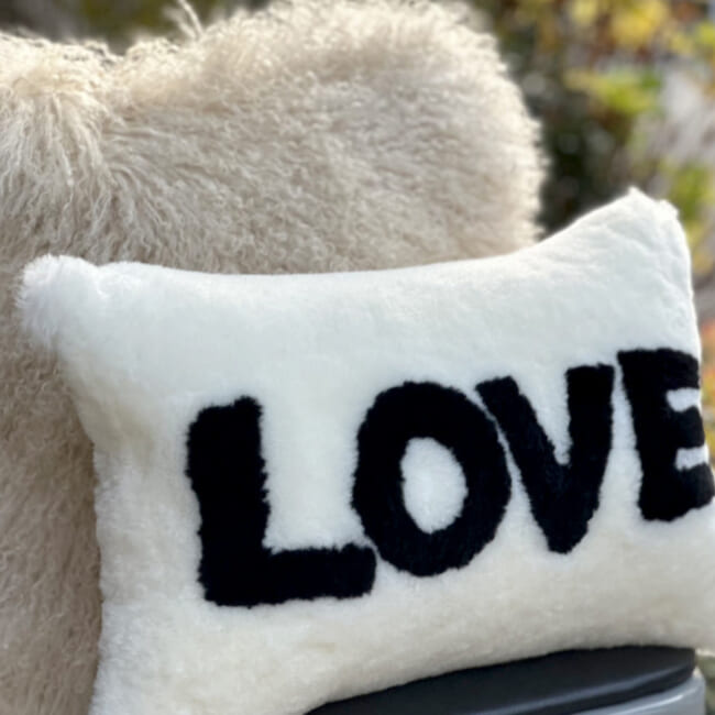 The LOVE ラブ ムートン クッション (ホワイト) 45×30cm 中材付