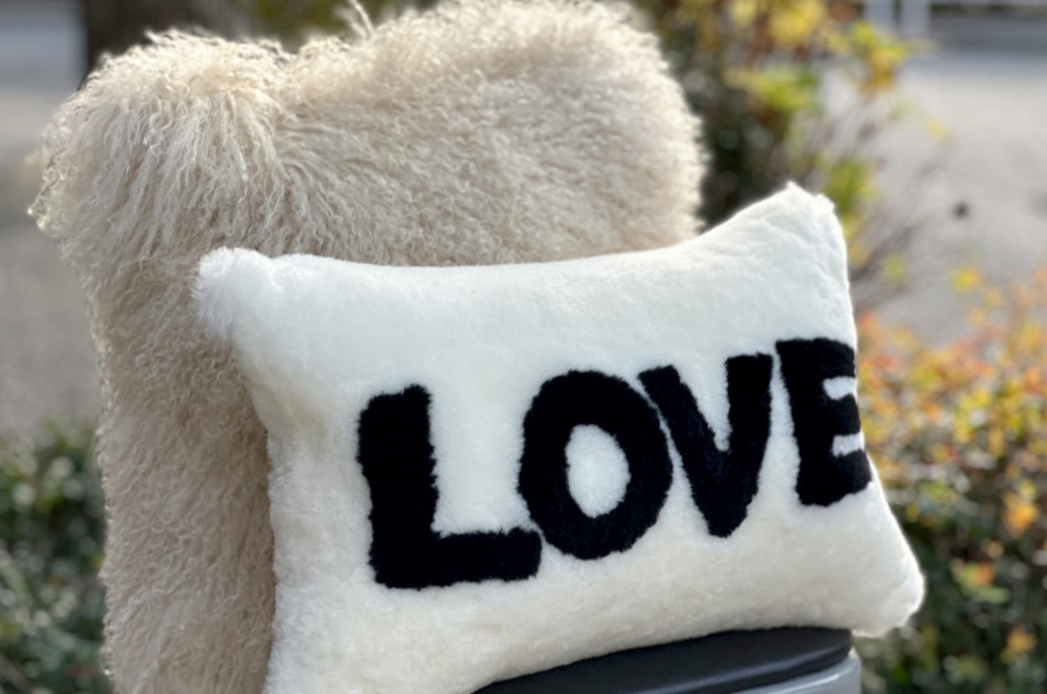 The LOVE ラブ ムートン クッション (ホワイト) 45×30cm 中材付