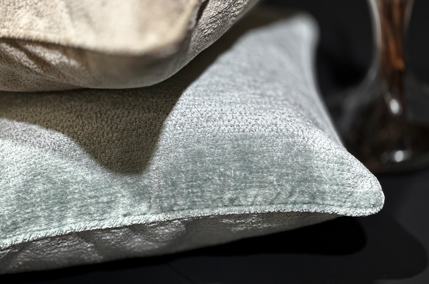 The Noble ソフトグロウベルベット パイピング付クッションカバー(Chateau) 50×50cm