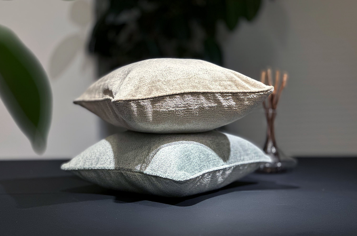 The Noble ソフトグロウベルベット パイピング付クッションカバー(Chateau) 50×50cm