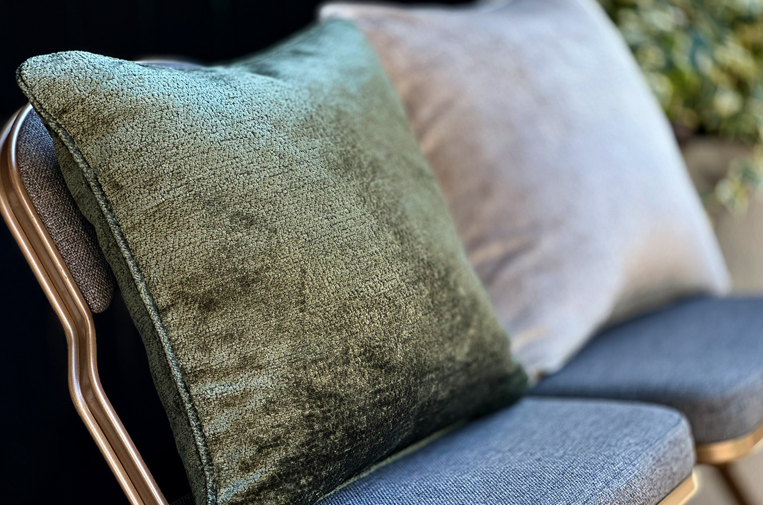 The Noble ソフトグロウベルベット パイピング付クッションカバー(Forest) 50×50cm