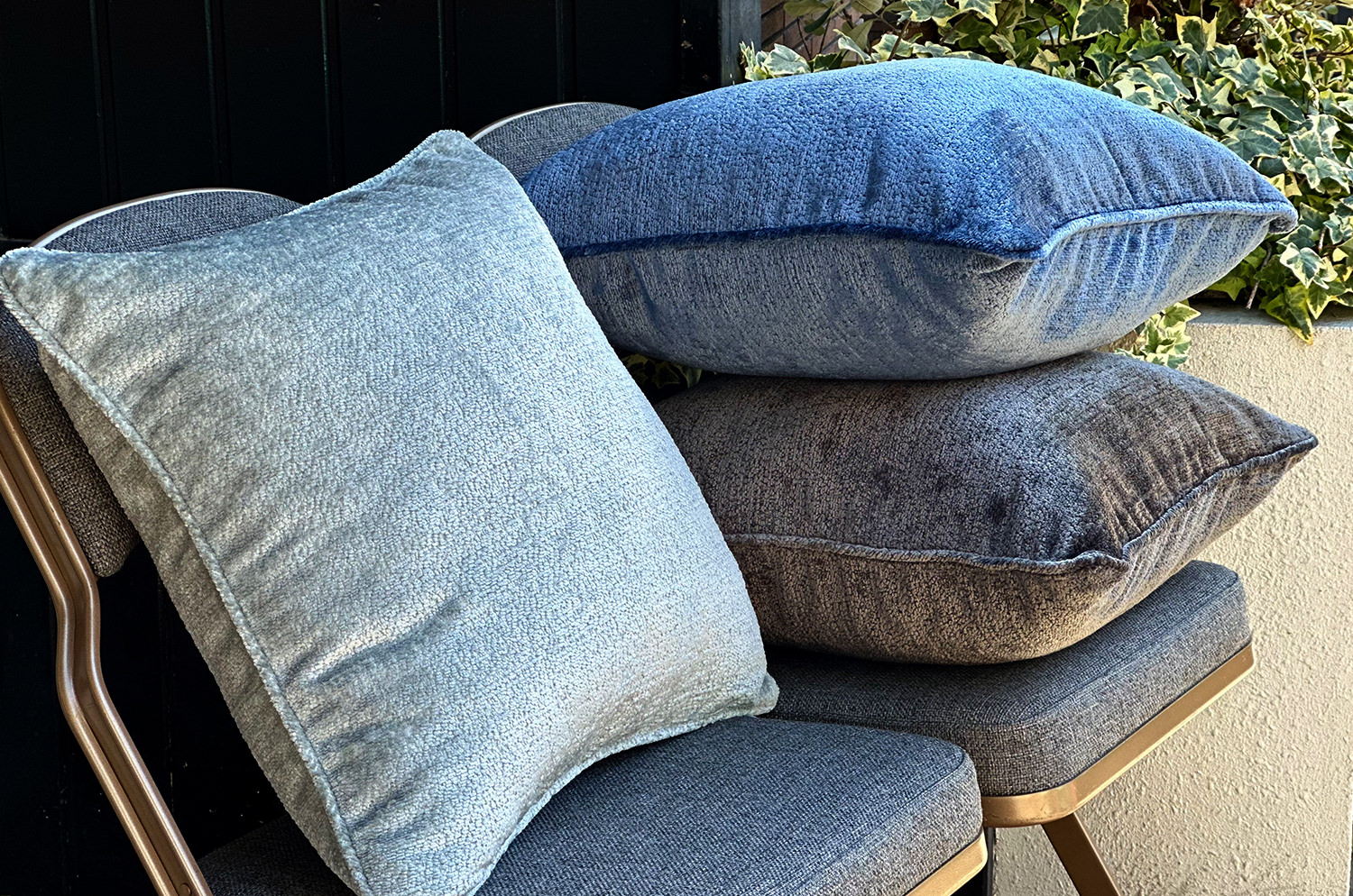 The Noble ソフトグロウベルベット パイピング付クッションカバー(Marine) 50×50cm