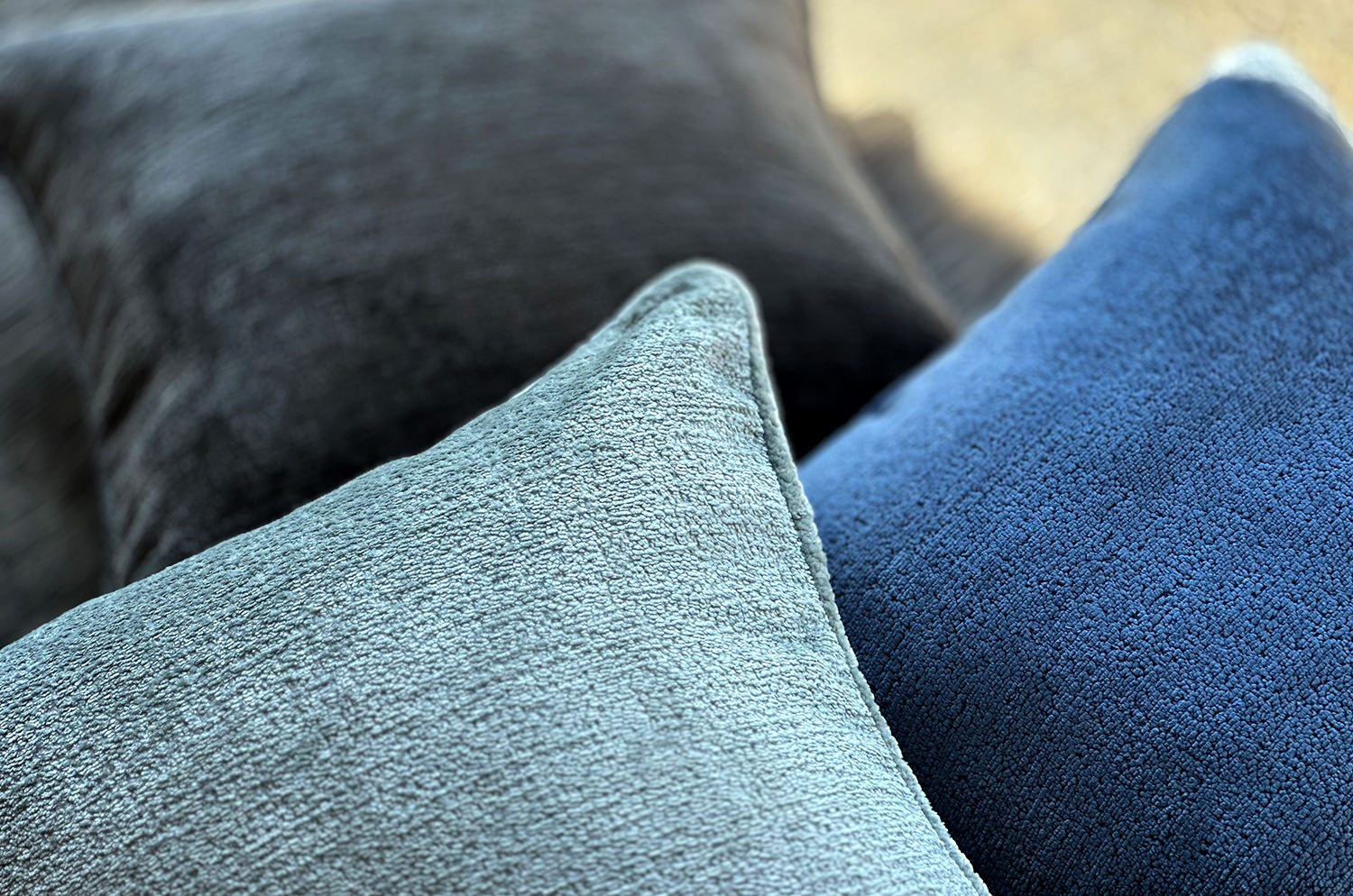 The Noble ソフトグロウベルベット パイピング付クッションカバー(Marine) 50×50cm