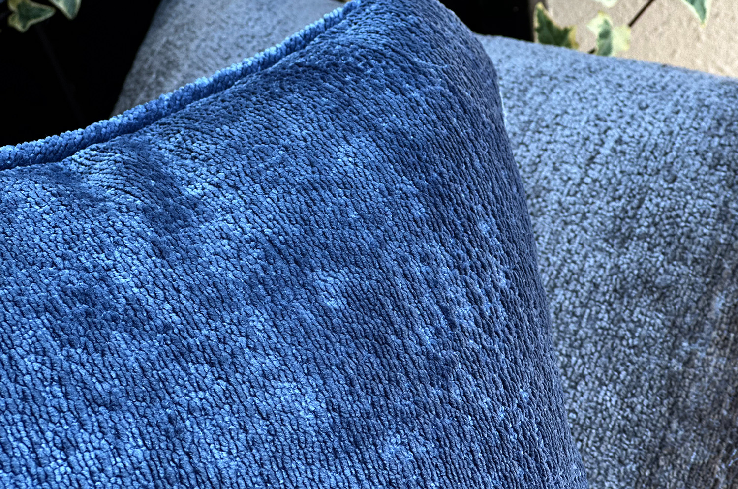 The Noble ソフトグロウベルベット パイピング付クッションカバー(Marine) 50×50cm