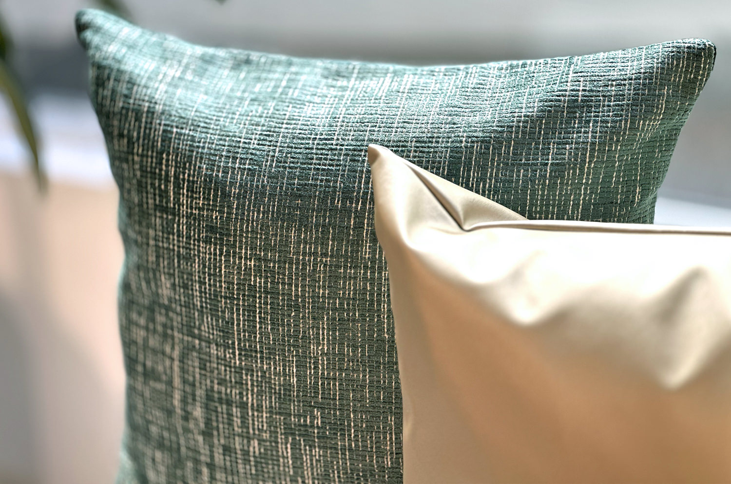 The ROUEN アルマーニカーザ ルーアン ジャカードベルベットクッションカバー(VIRIDIAN) 45×45cm