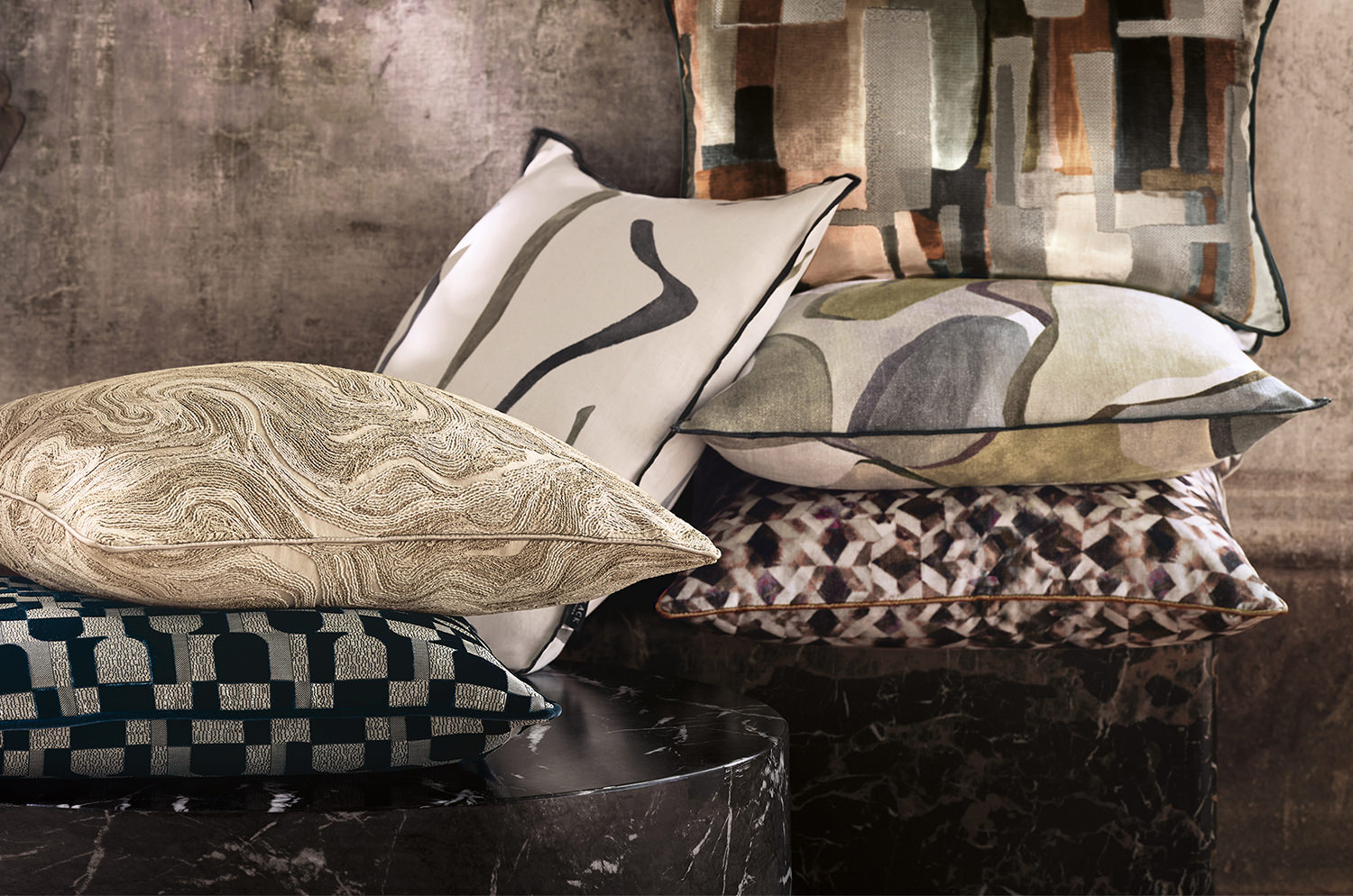 【海外取寄品】BLACK edition(ブラックエディション) Kaleido クッション(Rosewood) 55x55cm 中材付