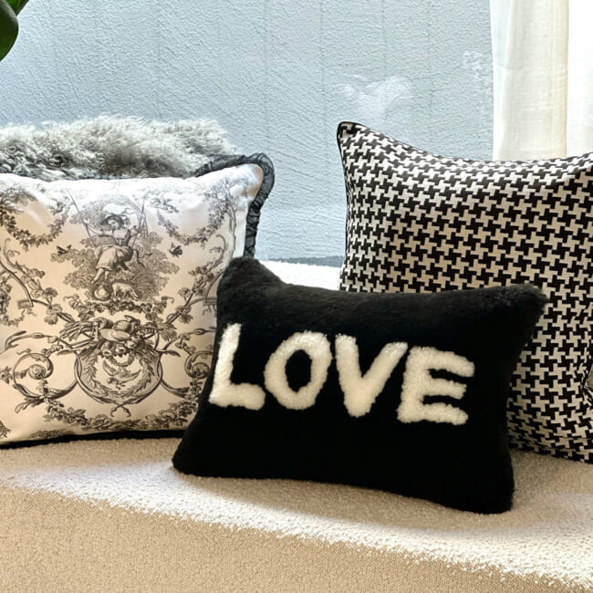 The LOVE ラブ ムートン クッション (ブラック) 45×30cm 中材付