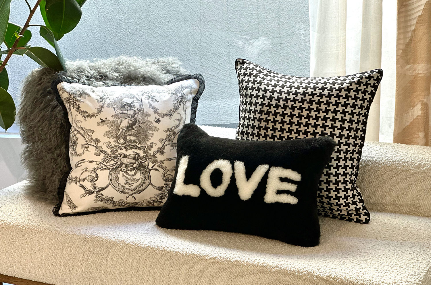 The LOVE ラブ ムートン クッション (ブラック) 45×30cm 中材付