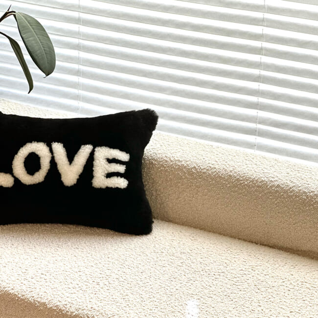 The LOVE ラブ ムートン クッション (ブラック) 45×30cm 中材付