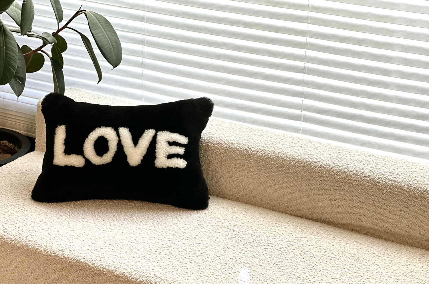 The LOVE ラブ ムートン クッション (ブラック) 45×30cm 中材付