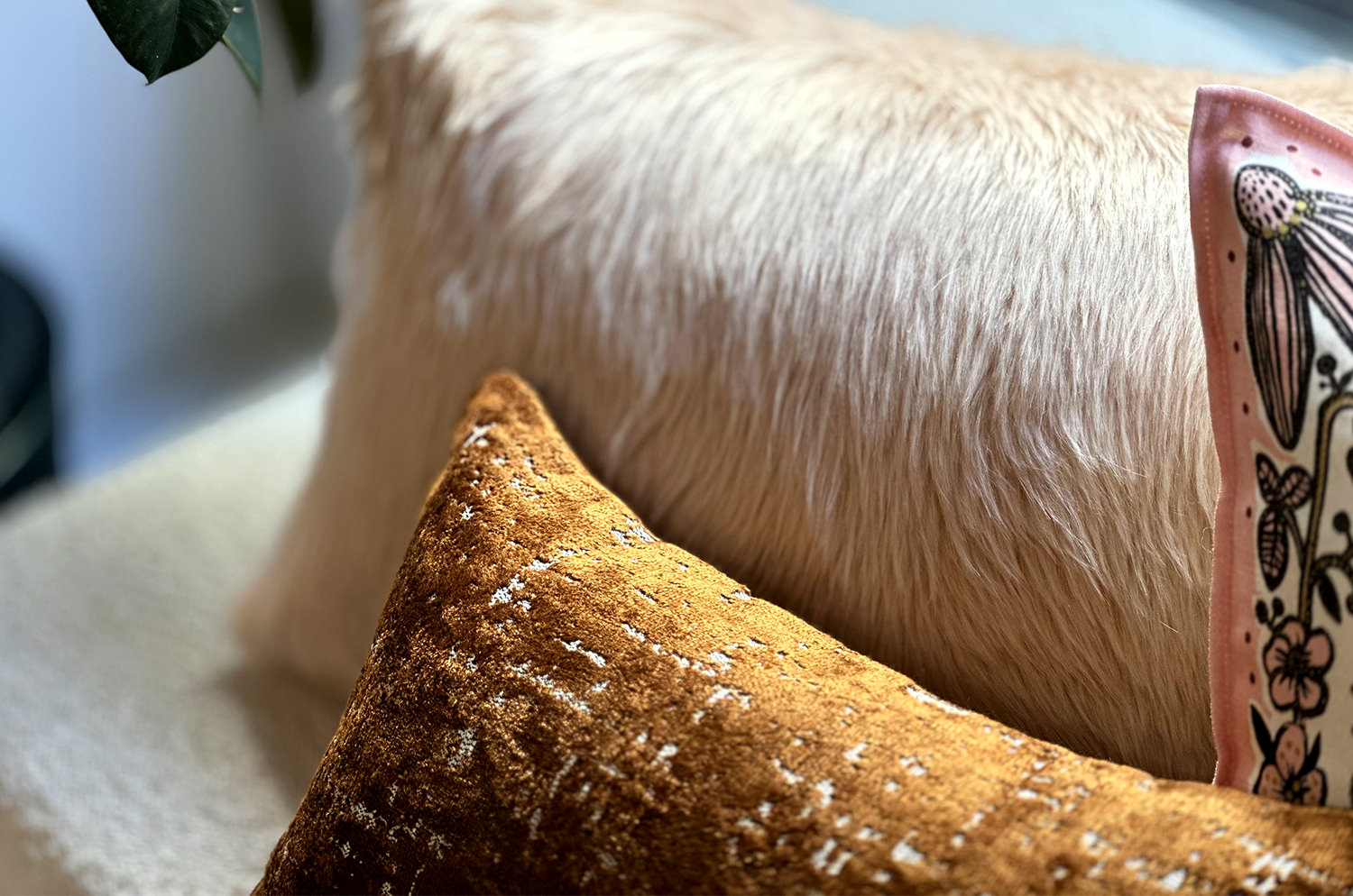 The SPHINX スフィンクス フレンチデザインベルベット クッション (ブロンズ) 45×30cm 中材付