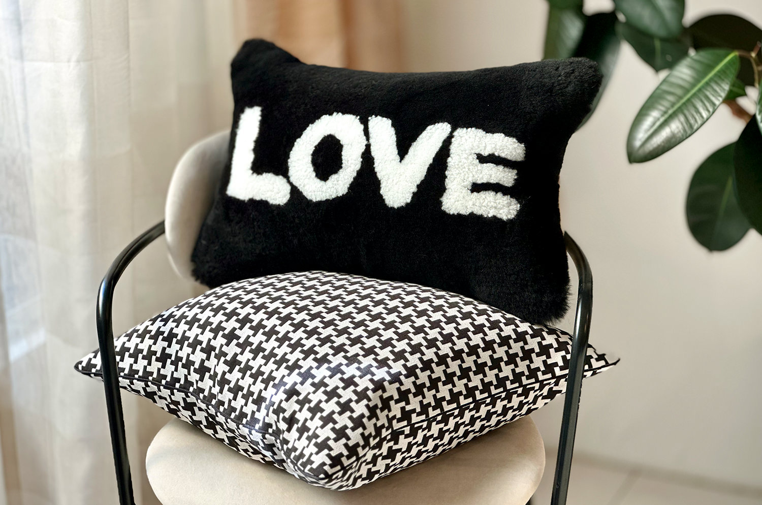 The LOVE ラブ ムートン クッション (ブラック) 45×30cm 中材付