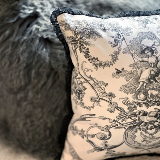 The toile de Jouy トワルドジュイ フレンチシアーフリルクッションカバー (ブラックホワイト) 42×42cm