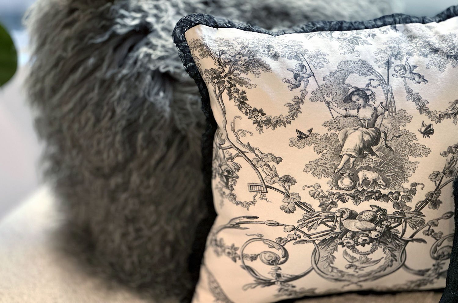 The toile de Jouy トワルドジュイ フレンチシアーフリルクッションカバー (ブラックホワイト) 42×42cm