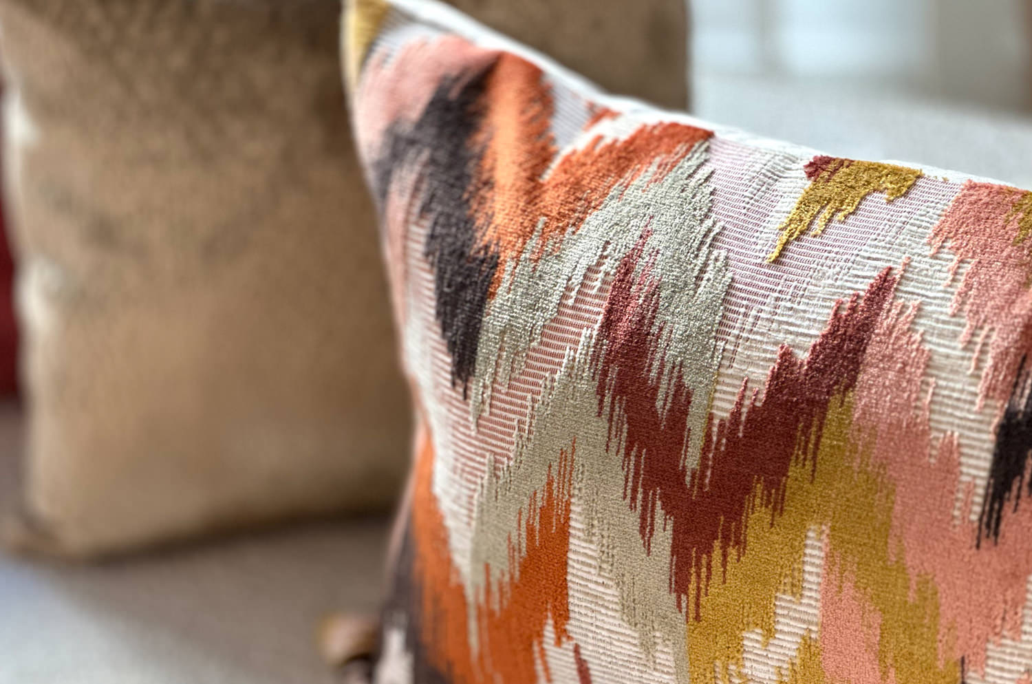 The Ikat Velours イカット調 ベルベットクッション (Terracotta) 65×40cm 中材付