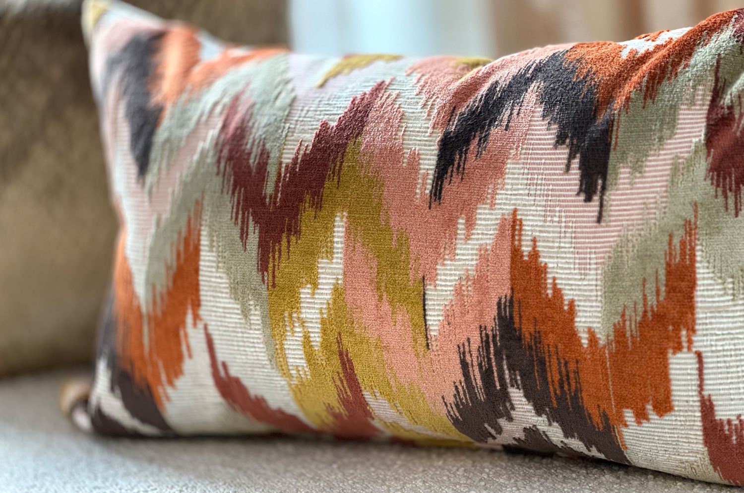 The Ikat Velours イカット調 ベルベットクッション (Terracotta) 65×40cm 中材付