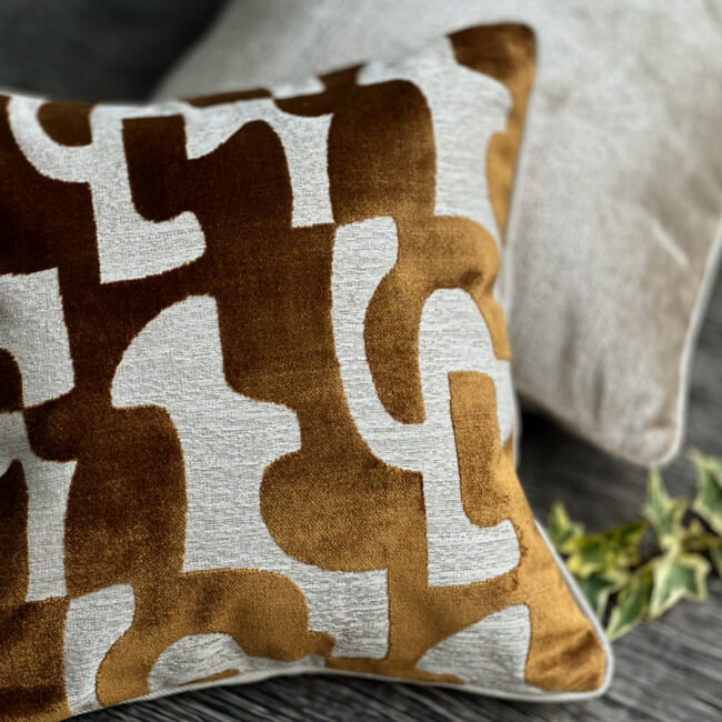 The Modern art mahori Velvet マオリ ジャカードベルベット クッションカバー (キャラメル）45×45cm