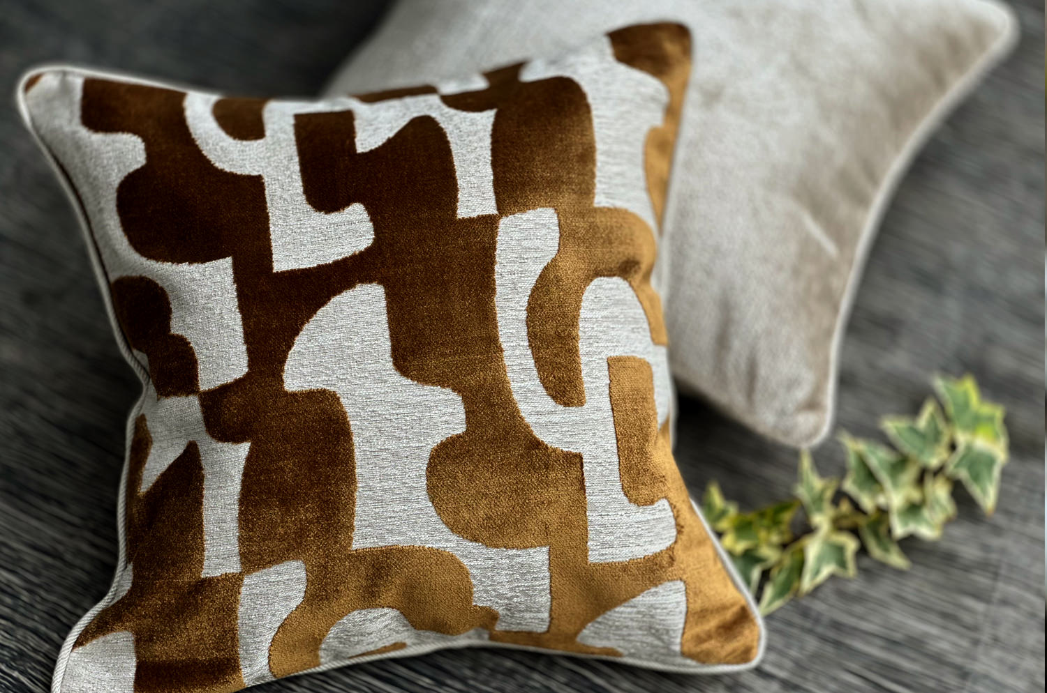 The Modern art mahori Velvet マオリ ジャカードベルベット クッションカバー (キャラメル）45×45cm