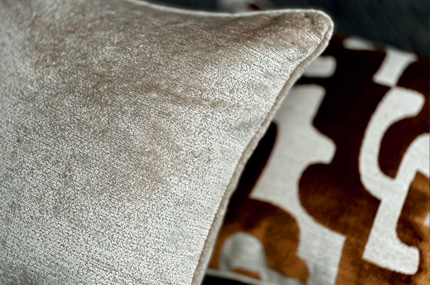 The Noble ソフトノーブルベルベット パイピング付クッションカバー(Oatmeal) 50×50cm