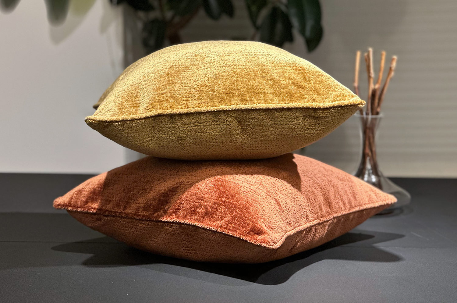 The Noble ソフトグロウベルベット パイピング付クッションカバー(Honey) 50×50cm