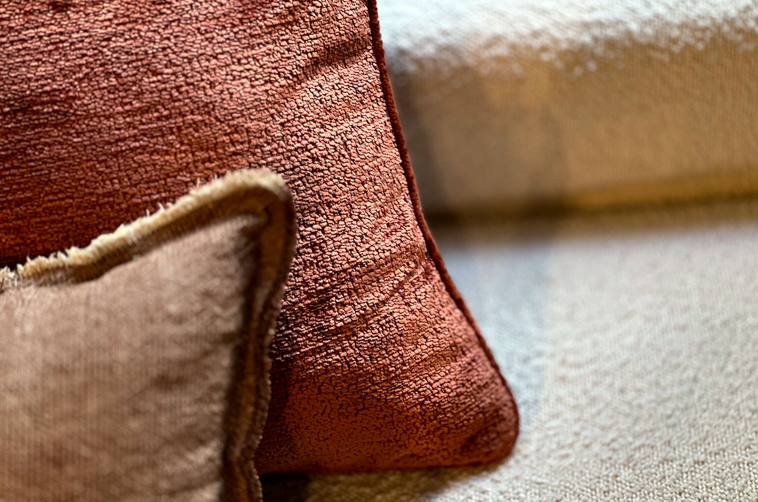 The Noble ソフトグロウベルベット パイピング付クッションカバー(Spice) 50×50cm