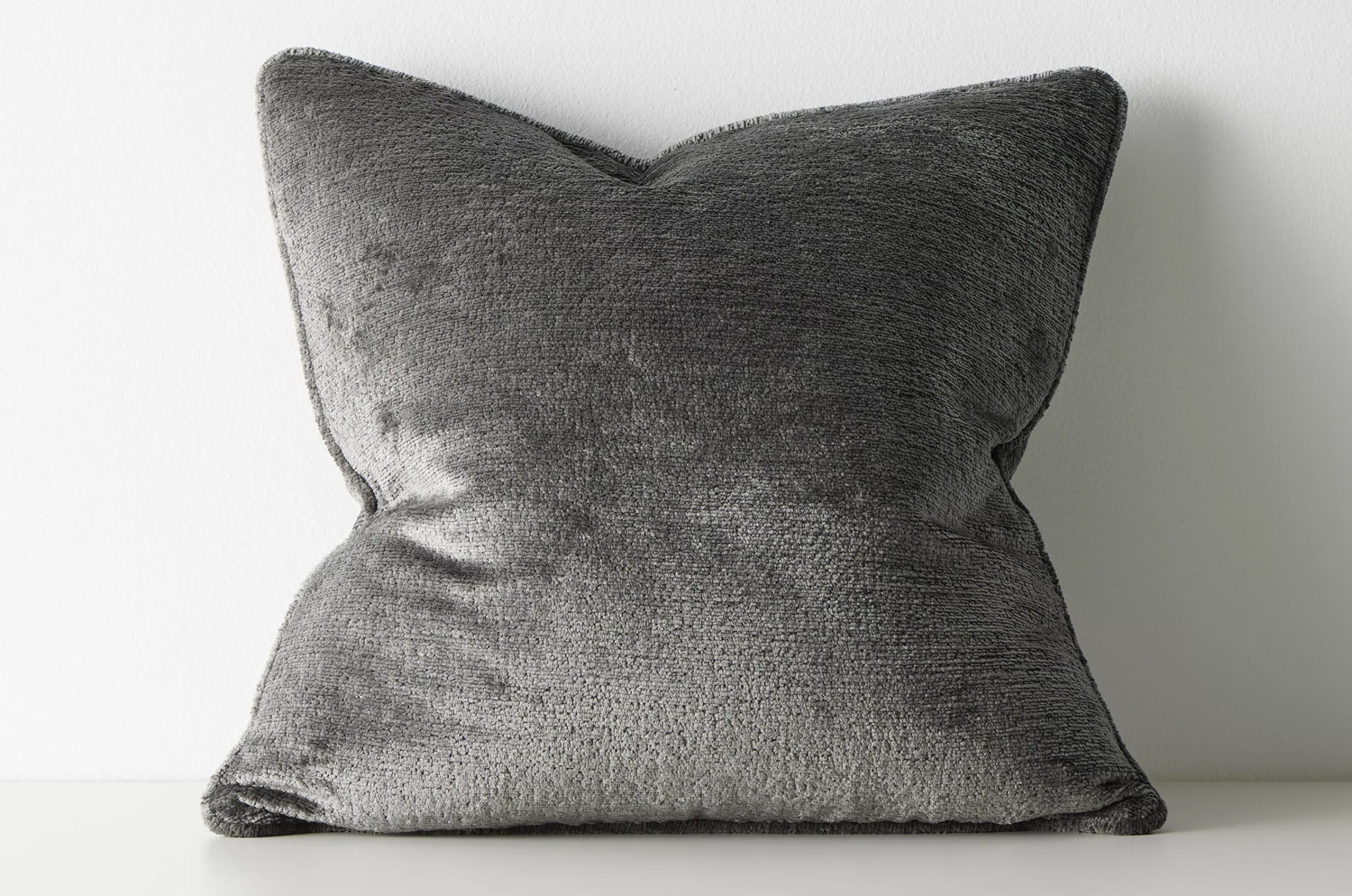 The Noble ソフトグロウベルベット パイピング付クッションカバー(Coal) 50×50cm