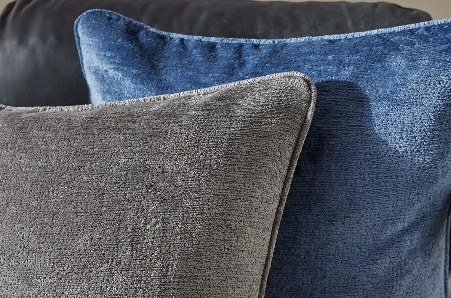 The Noble ソフトグロウベルベット パイピング付クッションカバー(Marine) 50×50cm