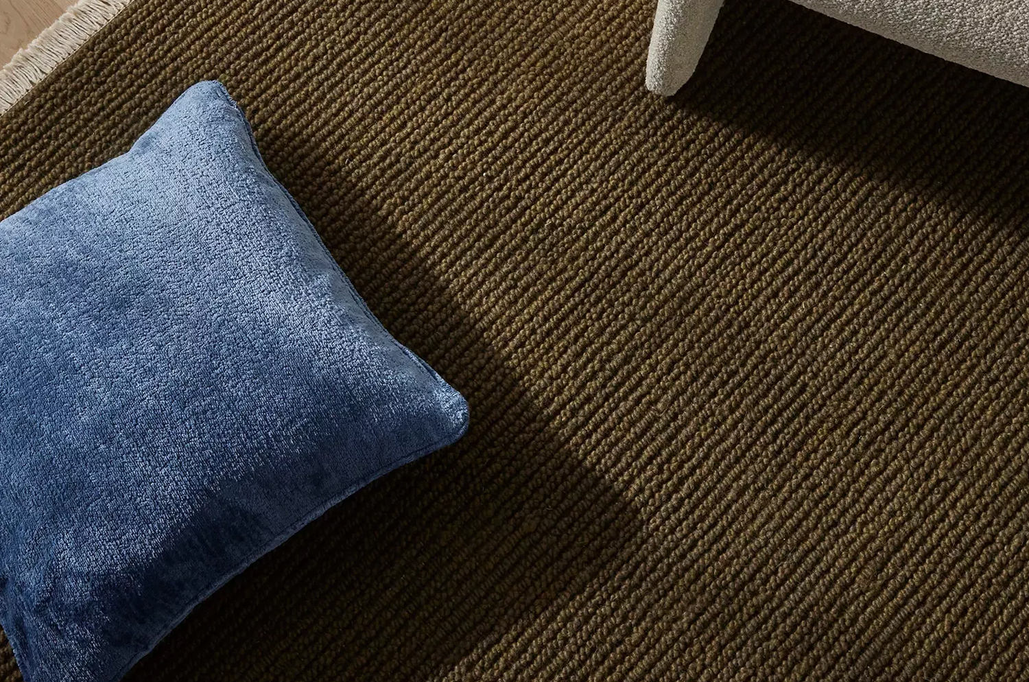 The Noble ソフトグロウベルベット パイピング付クッションカバー(Marine) 50×50cm