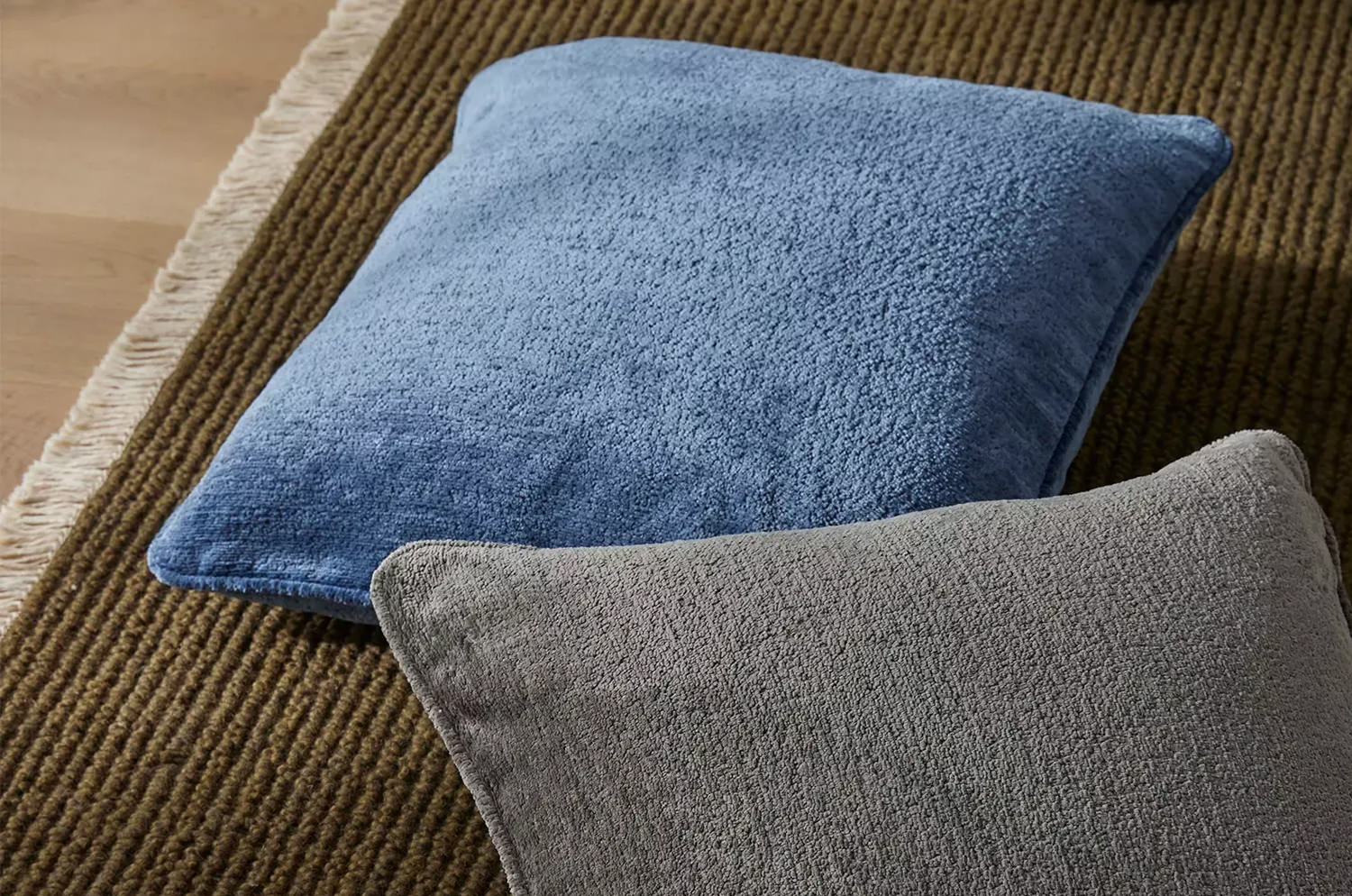 The Noble ソフトグロウベルベット パイピング付クッションカバー(Marine) 50×50cm