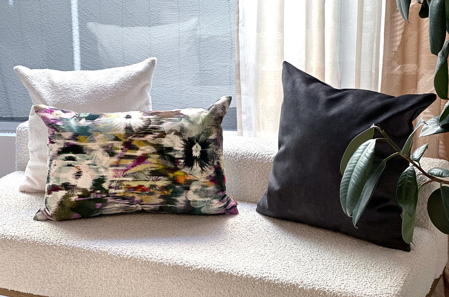 空間が一瞬で整う3点コーディネートセット！【BLACKが創る、大人のラグジュアリー】(中材付)