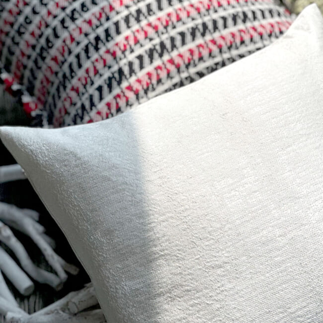 The KIM スモーキーストライプ クッションカバー (ピュアスノー)