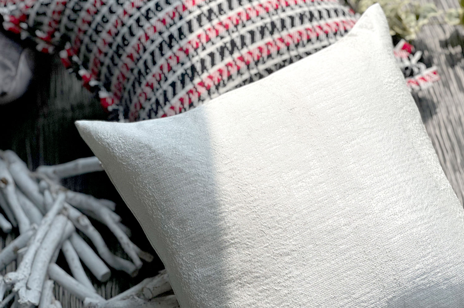 The KIM スモーキーストライプ クッションカバー (ピュアスノー)