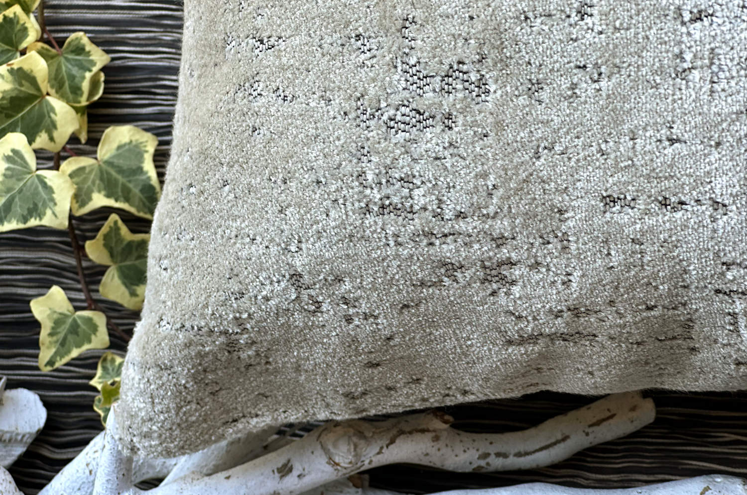 The SPHINX スフィンクス フレンチデザインベルベット クッションカバー (グレージュ) 45×45cm