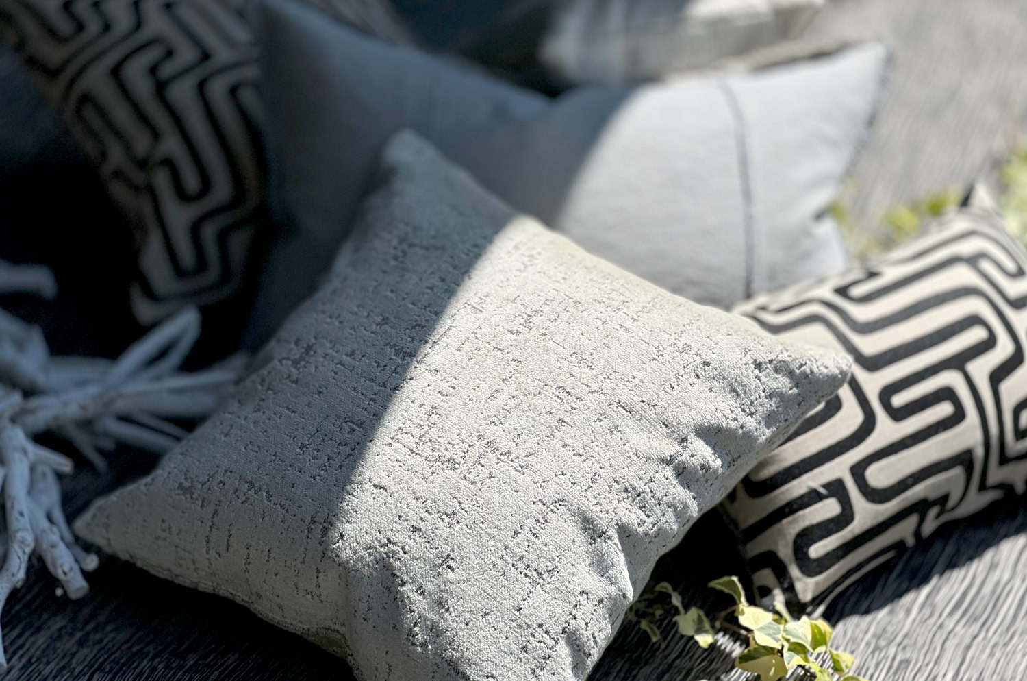 The SPHINX スフィンクス フレンチデザインベルベット クッションカバー (グレージュ) 45×45cm