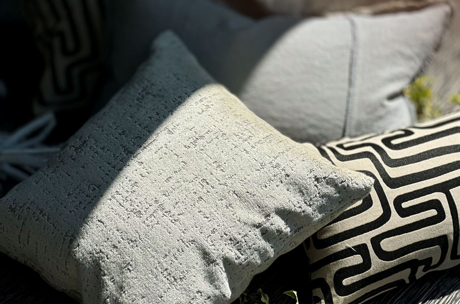 The SPHINX スフィンクス フレンチデザインベルベット クッションカバー (グレージュ) 45×45cm