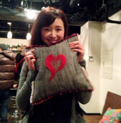 女優の鈴木麻衣花さんに楽屋用クッションをプレゼント 鈴木麻衣花さんにクッションプレゼント